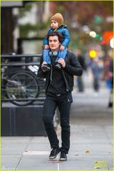 组图：米兰达开心赴日 前夫带萌子显父爱