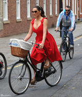 组图：凯莉-布鲁克低胸红裙现身秀丰胸