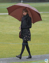 高清组图：泰勒-斯威夫特伦敦街拍皮衣搭配短裙