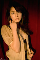 高清图：日本气质美女松田里菜写真秀白皙肌肤