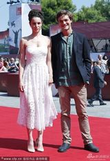 组图：《第三次》首映 女主角格丽塔秀性感乳沟