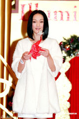 高清图：周迅化身月亮女神 求教诺贝尔奖得主高锟