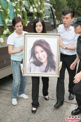 组图：陈僖仪遗体火化 亲朋好友送别