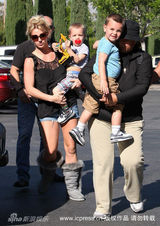 幻灯图集：布兰妮带儿子看电影 热裤秀健美双腿