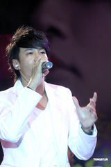 高清：何润东打造MV情感大片 亲手设计情侣内裤