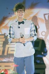 组图：胡夏浅蓝色衬衣清爽亮相台北校园