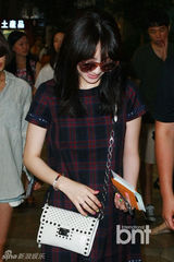 组图：KARA素颜现身机场墨镜遮面为新曲飞日本