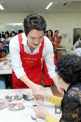 组图：韩星郑俊镐出席福利院分享活动献爱心