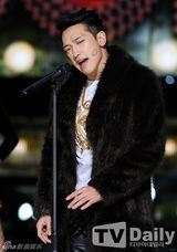 组图：Rain皮草加身有范 女团撅臀掀裙极尽诱惑