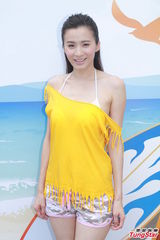 组图：白云梁政钰湿身抛胸大秀事业线