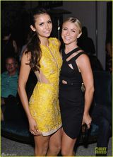 组图：吸血鬼女星妮娜-杜波夫穿性感裸背镂空装