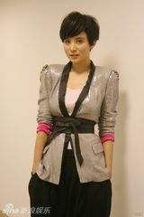 幻灯图：小宋佳帅气亮相盛典 新款短发引领新锐风潮