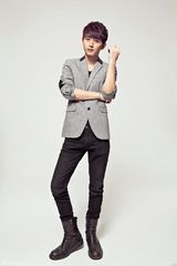 组图：花美男韩野轻熟写真 九宫格表情帅气搞怪