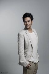 组图：丁子峻暖春造型曝光 帅气笑容春意浓浓