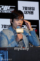 组图：李秉宪出席电影《赤焰战场2》韩国首映