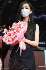 组图：《孤岛惊魂》造势杨幂口罩遮面 冯绍峰送祝福