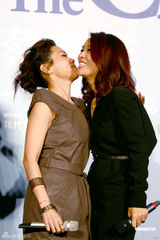 组图：蔡健雅三月开唱那英站台 两人台上跳舞