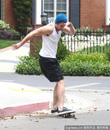 组图：麦莉-赛勒斯街头玩滑板 未婚夫险些狗吃屎