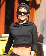 组图：蕾哈娜街头秀肚皮挂金链炫富 尽显摇滚范