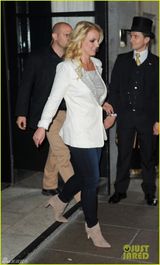 组图：布兰妮职业装显粗腿 坐双层巴士游伦敦