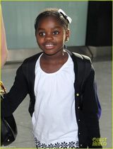 组图：麦当娜携养子养女现身机场潮范儿足