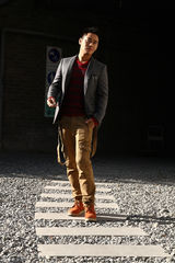 组图：王小毅春日写真演绎进取人生