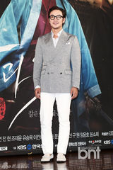 组图：严泰雄《刀与花》发布 CN正信正装帅气