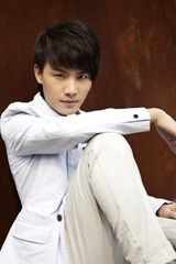 组图：李彦明春日写真展型男本色