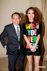 幻灯：容祖儿新专辑限量发行 幼时青涩照片曝光 