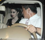 组图：范冰冰深V礼服亮相遭围堵