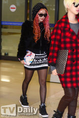 组图：T-ara结束中国公演回国 抱特产零食开心