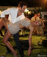 组图：艳星玛里尼与男星贴面舞 压胸啃腿尺度大