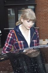 高清图：斯威夫特亮相伦敦 英伦格子装淡妆甜美