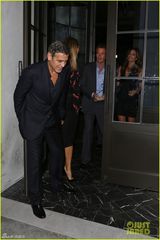 组图：乔治克鲁尼西装笔挺与女友共进晚餐