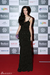 组图：张元李昕芸等携《有种》剧组亮相釜山红毯