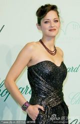 幻灯：影后玛丽昂戛纳秀金属感连身裤 帅酷显身材