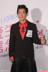 组图：任贤齐自愧腹肌不如张家辉 遭梁汉文投诉