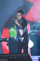 组图：陈奕迅开唱手受伤 与谢霆锋是“最佳损友”