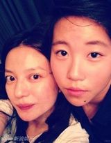 组图：王菲怀抱赵薇爱女微笑 墨镜遮面心情大好