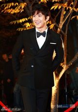 组图：少女时代金贤重等亮相颁奖礼 车胜元获大奖