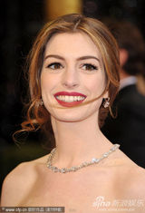 组图：安妮-海瑟薇拖地红裙亮相 娇艳红唇秀性感