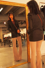 组图：陈燃化身时尚买手 巴黎逛店休闲随意