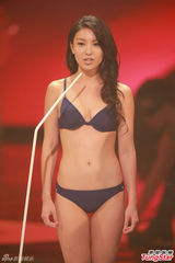 组图：港姐陈凯琳成双料华姐 佳丽泳装薄纱靓眼