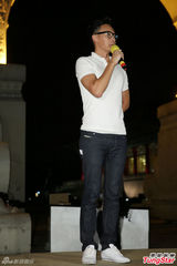 组图：郑元畅初执导演筒 自嘲属神经质型