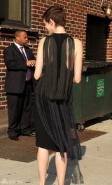 组图：短发安妮-海瑟薇黑色流苏裙魅力四射