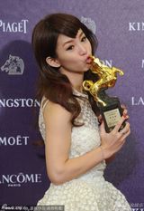 组图：金马后台章子怡吻奖杯 蔡明亮李康生合体