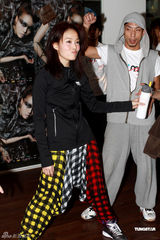 高清图：容祖儿为演唱会彩排 地狱式拉筋刻苦训练