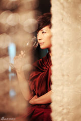 幻灯图集：苏岩红酒纯美写真  丝质红裙如火心情