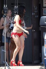 组图：打雷姐红艳泳装身材走样 与型男高空紧拥