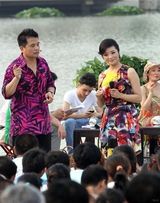 组图：毕福剑搂于文华表演泰坦尼克经典片段